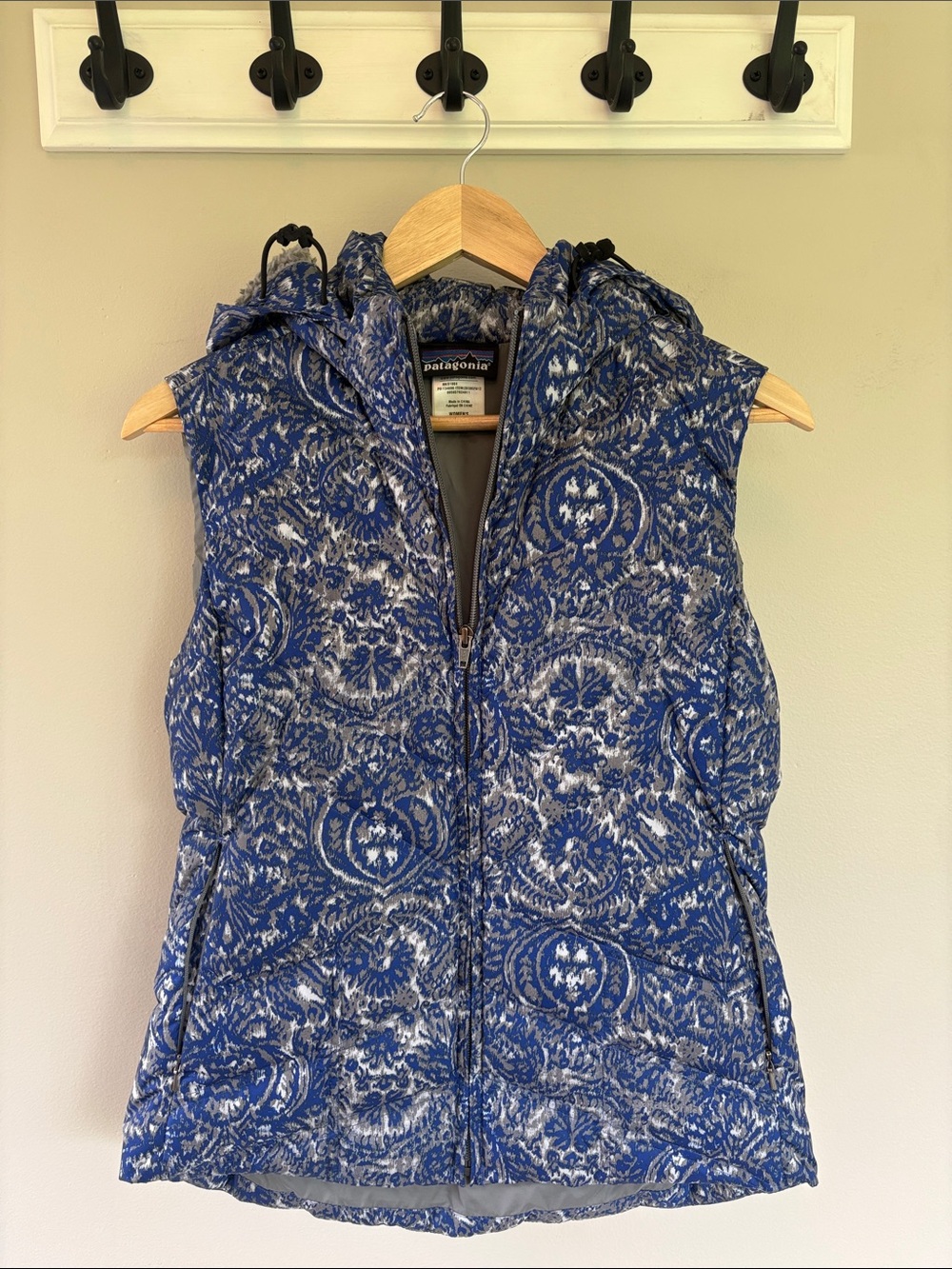 Patagonia Blue and White Printed Hooded Puffer Vest